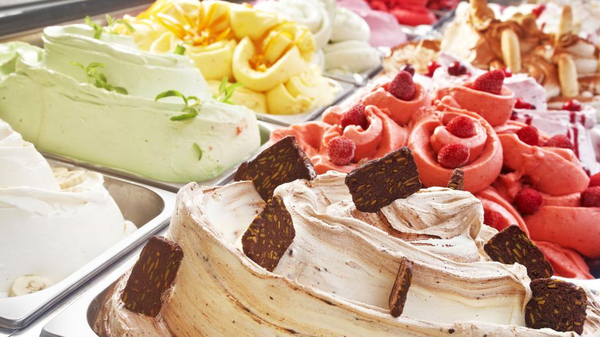 ショーケースに並ぶ色とりどりのジェラート。手前からクッキークリーム、ミント、ベリー、マンゴーなど